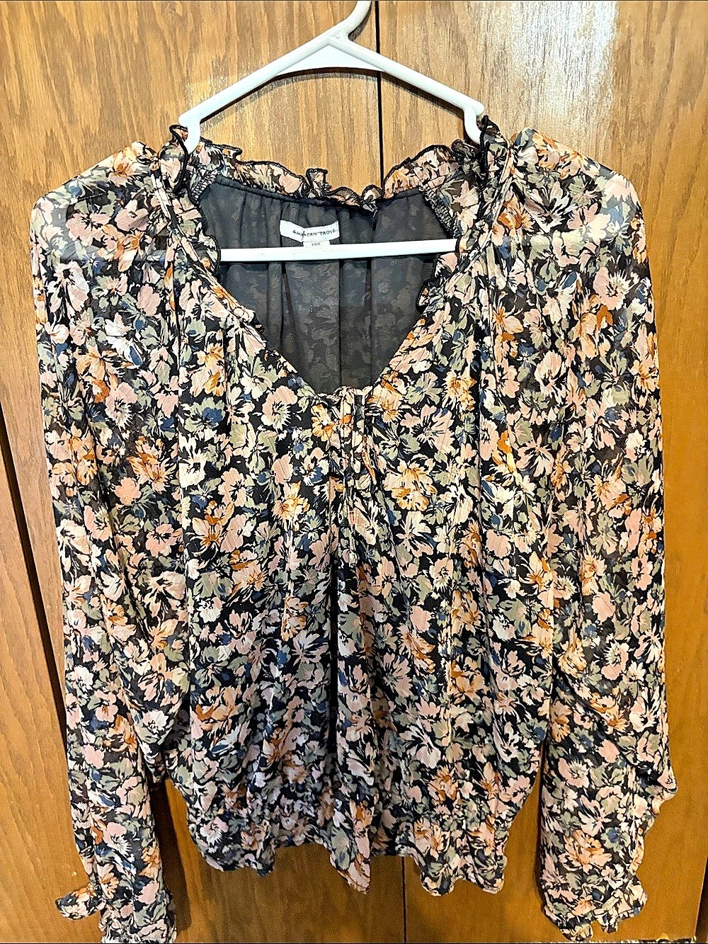American Eagle Floral Blouse in Black & Pink Size Large Like New